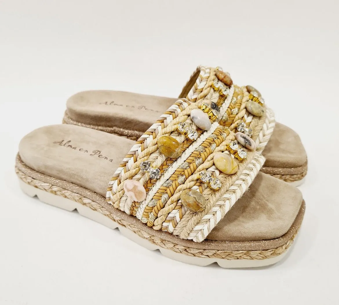 Alma en Pena sandalo camoscio e raffia beige zeppa alta 4 cm. pietre cristallo,beige,rosa,grigio rif.61