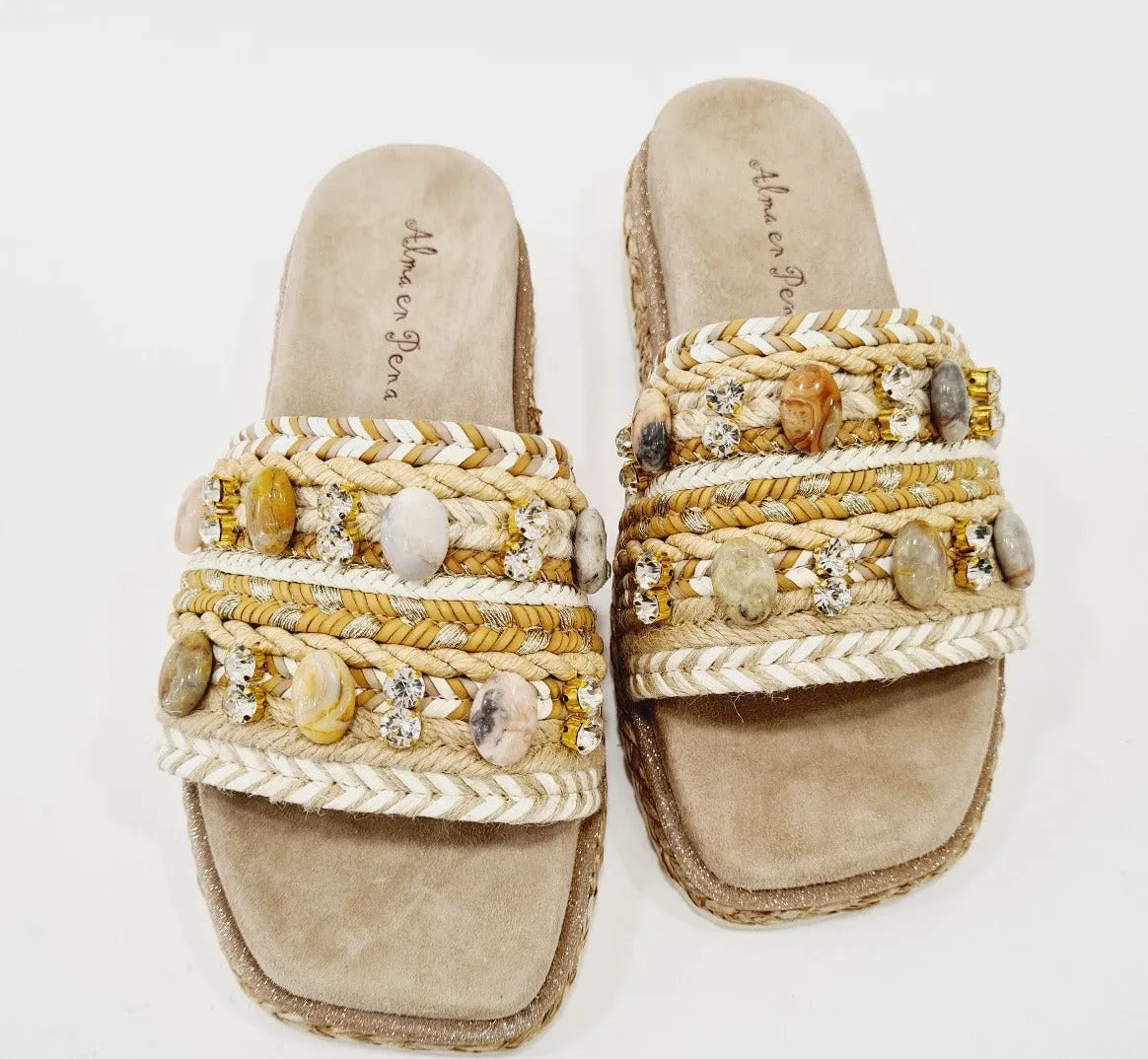 Alma en Pena sandalo camoscio e raffia beige zeppa alta 4 cm. pietre cristallo,beige,rosa,grigio rif.61
