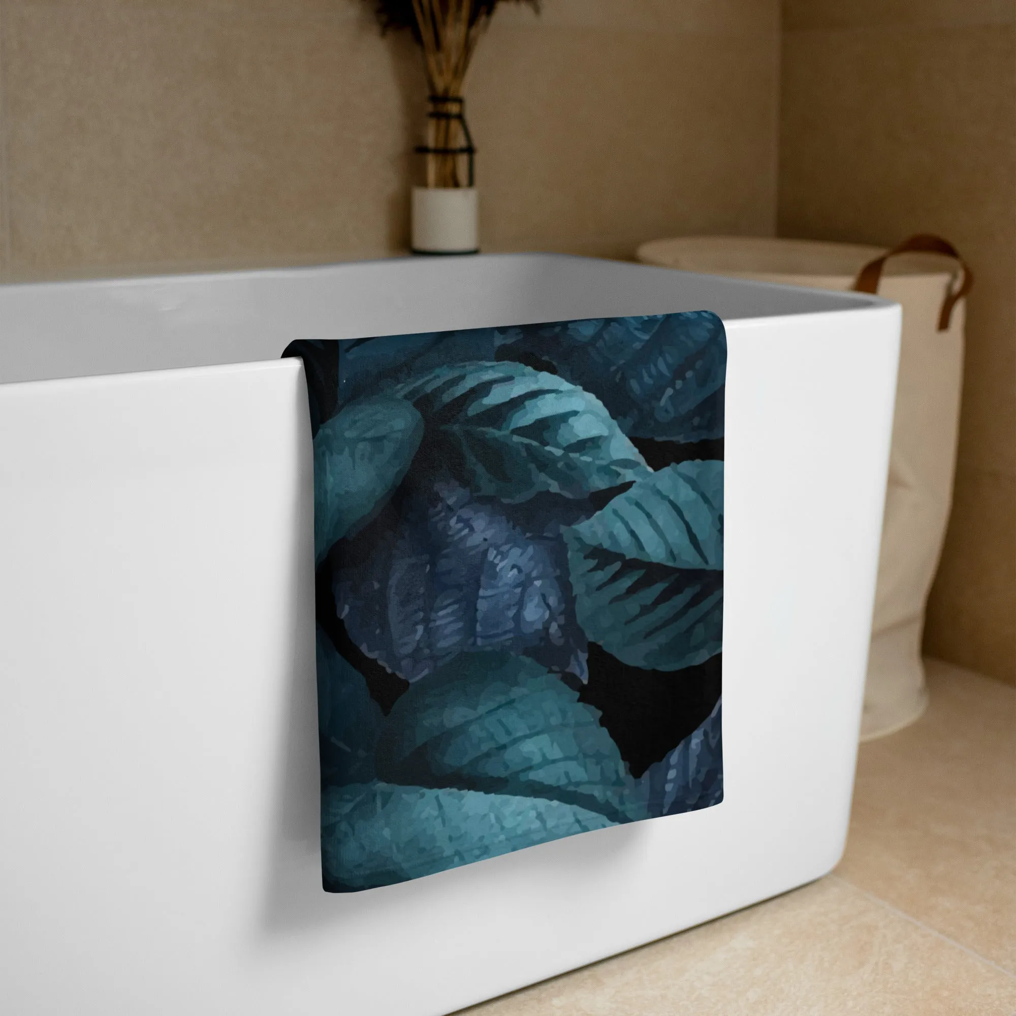 Asciugamano blu con foglie verde scuro