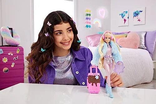 Barbie - Barbie Extra Fly, bambola viaggiatrice con look a tema neve, tuta rosa luccicante e cappotto alla moda, 15+ accessori p