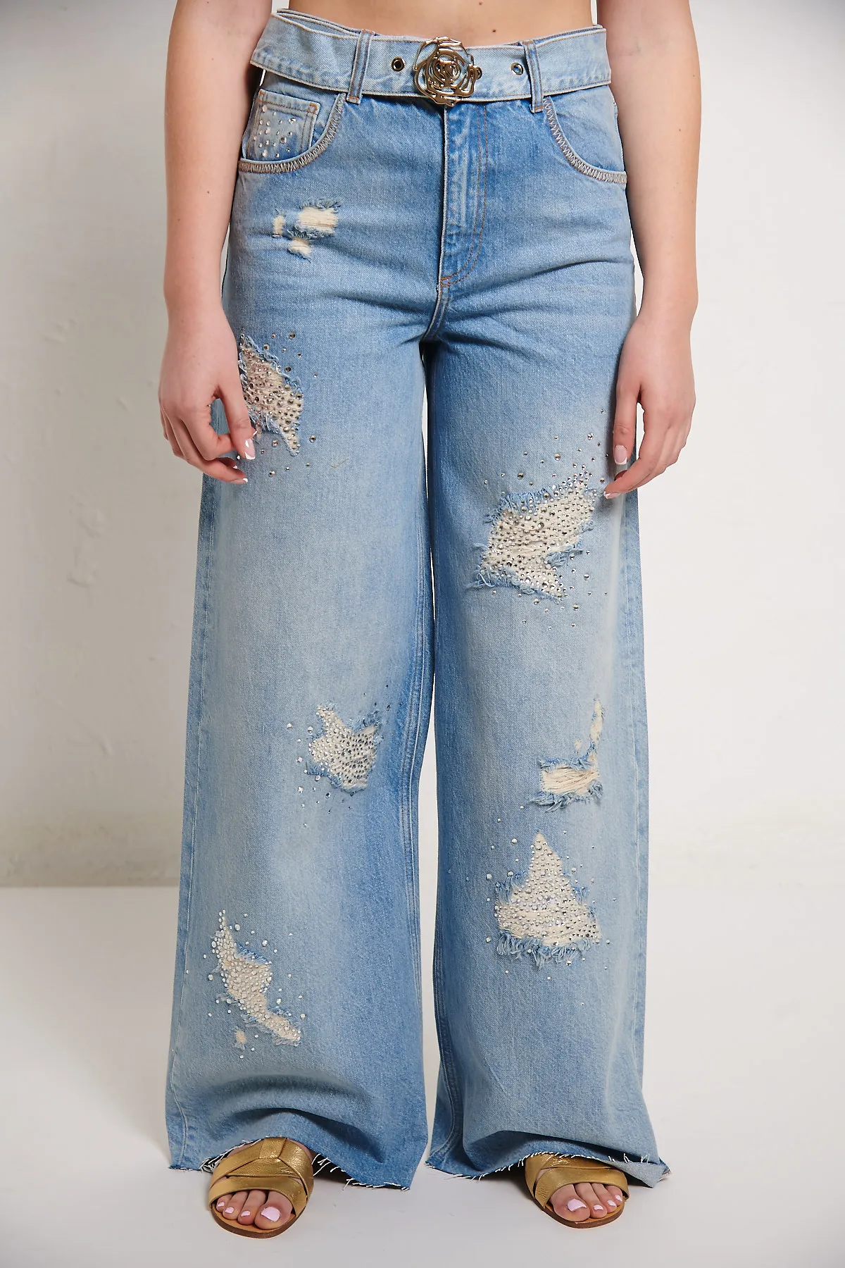 BLUGIRL Jeans a palazzo con rotture e strass.