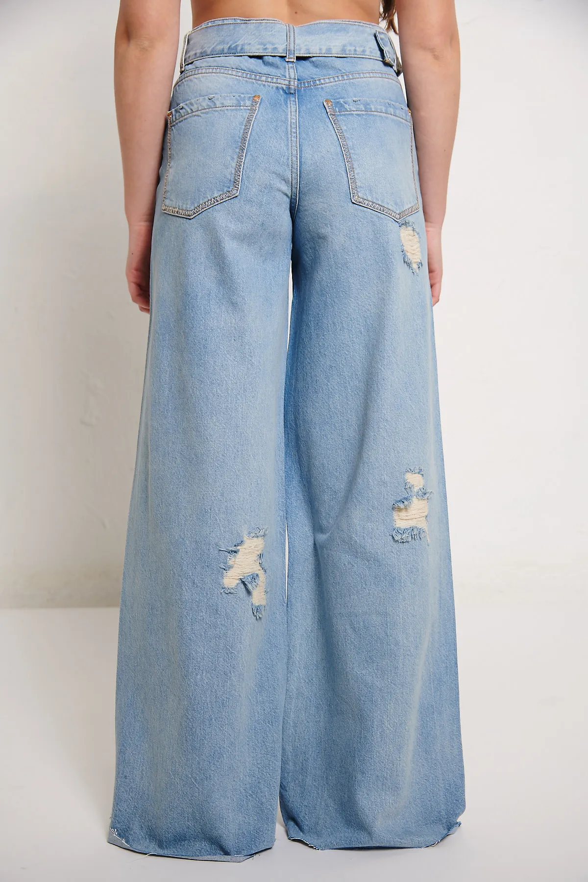 BLUGIRL Jeans a palazzo con rotture e strass.