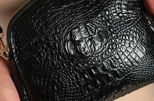 Borsa a mano piccola con fantasia pelle di coccodrillo, nera