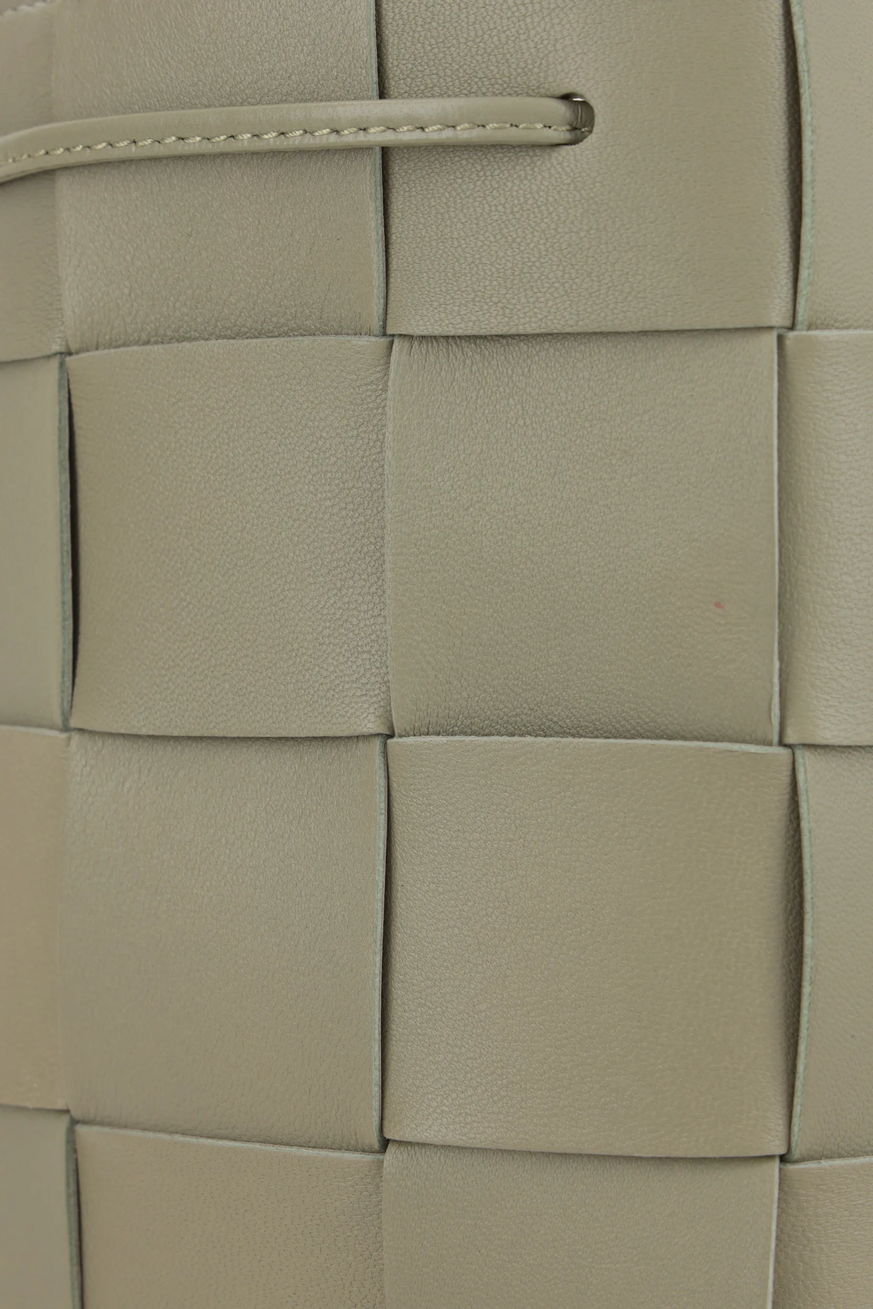  BOTTEGA VENETA borsa a secchiello Cassette small in Maxi Intrecciato nappa 