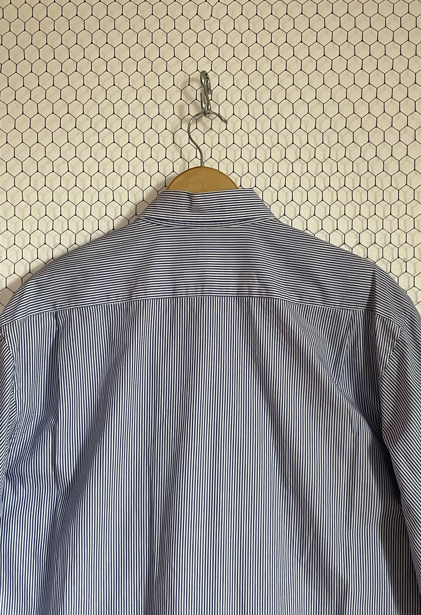 Camicia sartoriale maschile a righe azzurre e bianche