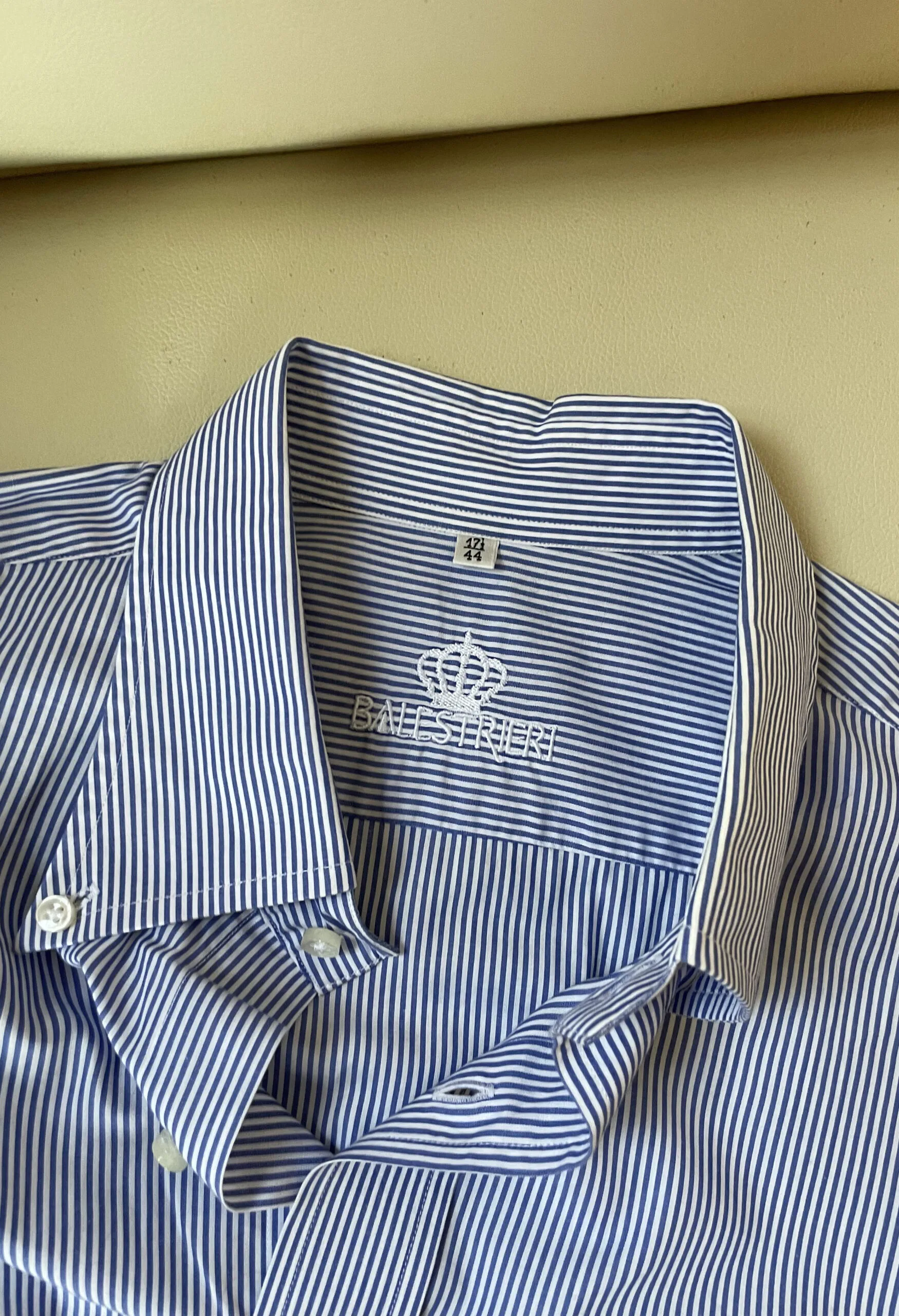 Camicia sartoriale maschile a righe azzurre e bianche