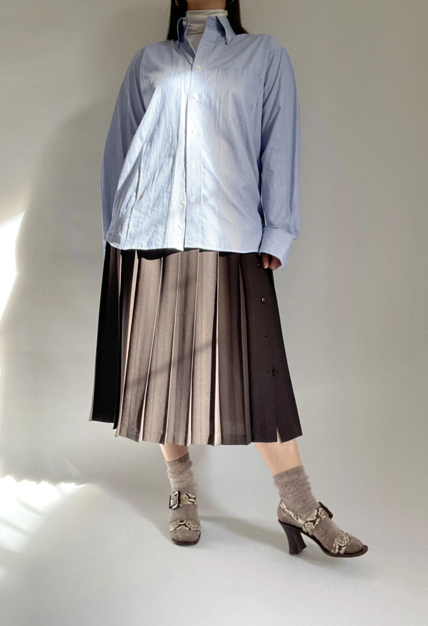Camicia sartoriale maschile a righe azzurre e bianche