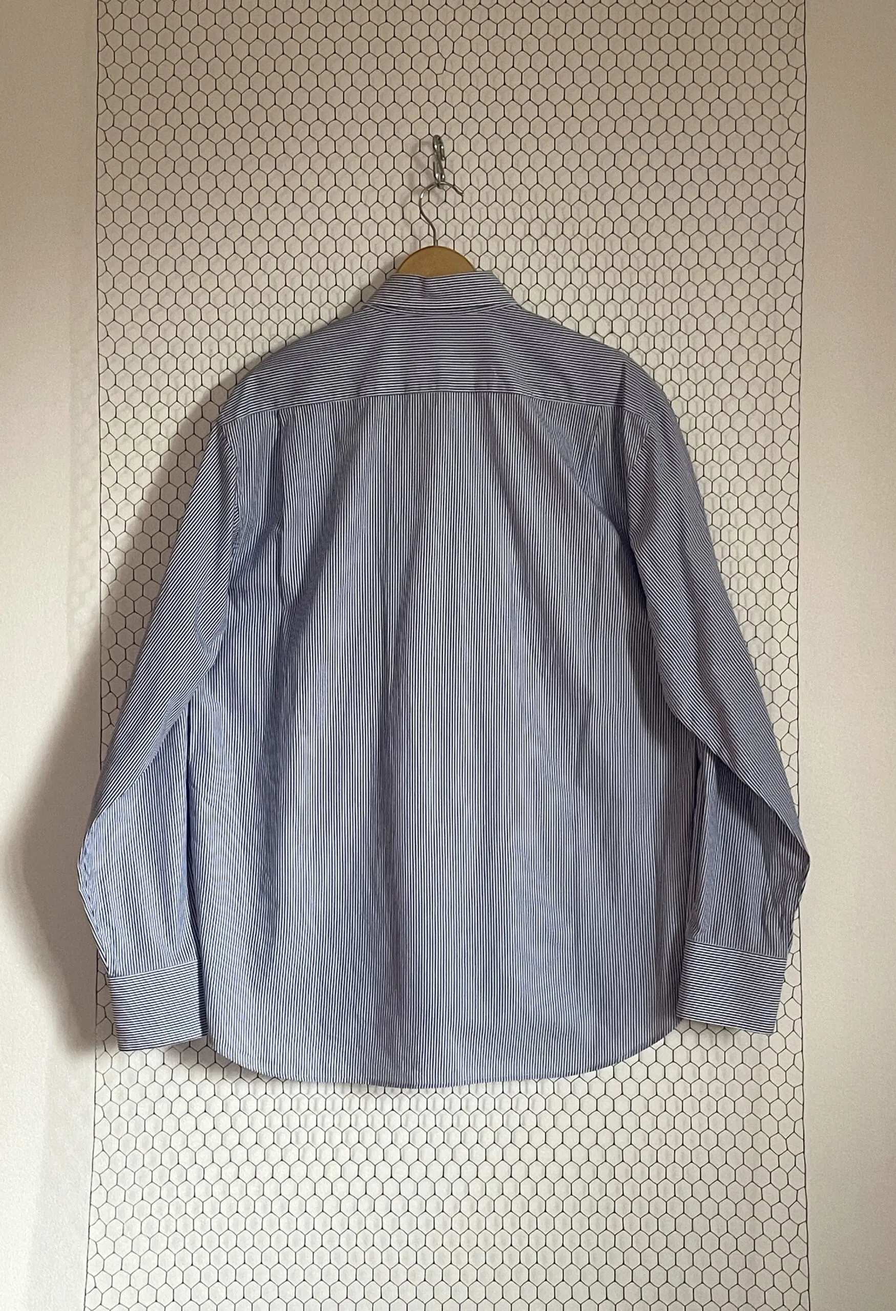 Camicia sartoriale maschile a righe azzurre e bianche
