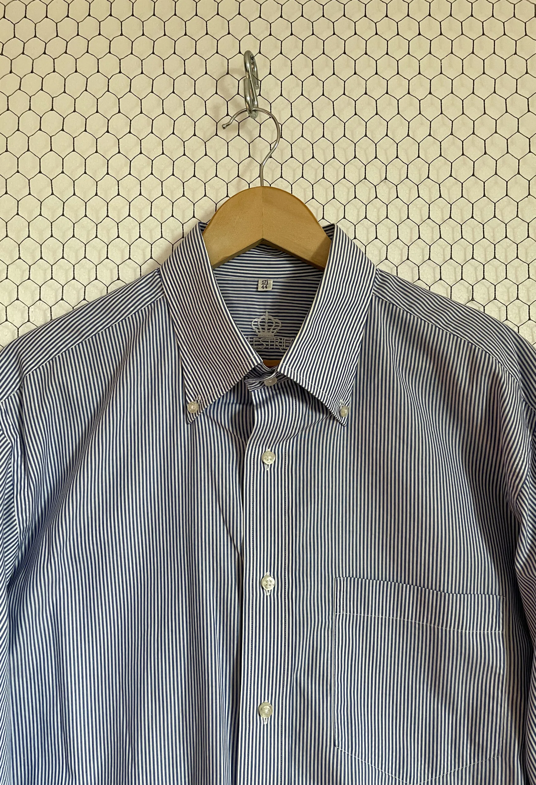Camicia sartoriale maschile a righe azzurre e bianche