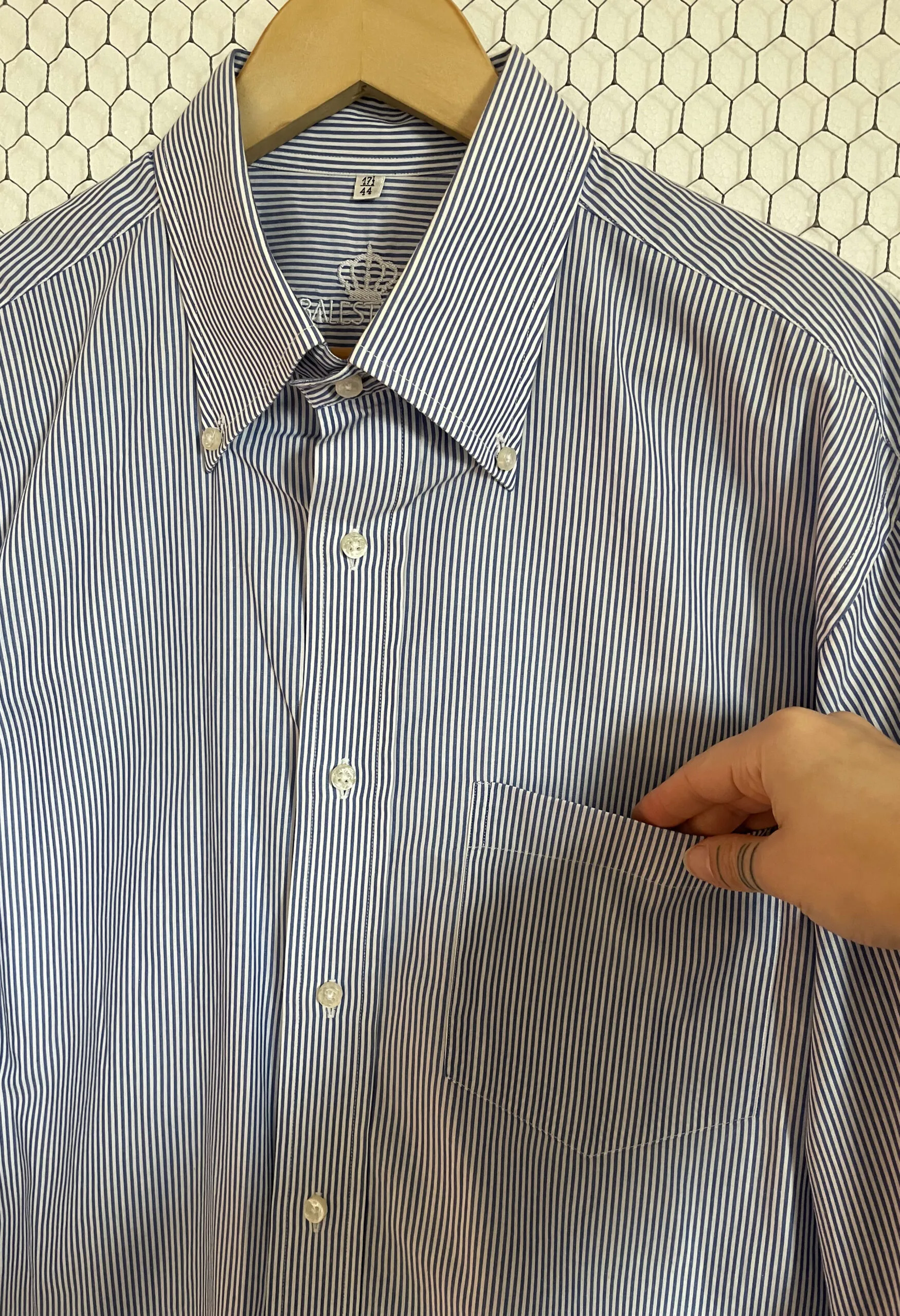 Camicia sartoriale maschile a righe azzurre e bianche