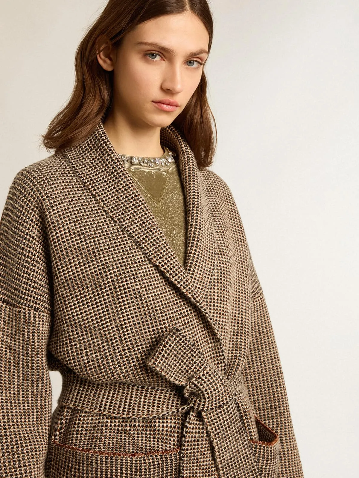 Cardigan lungo di colore marrone con cintura