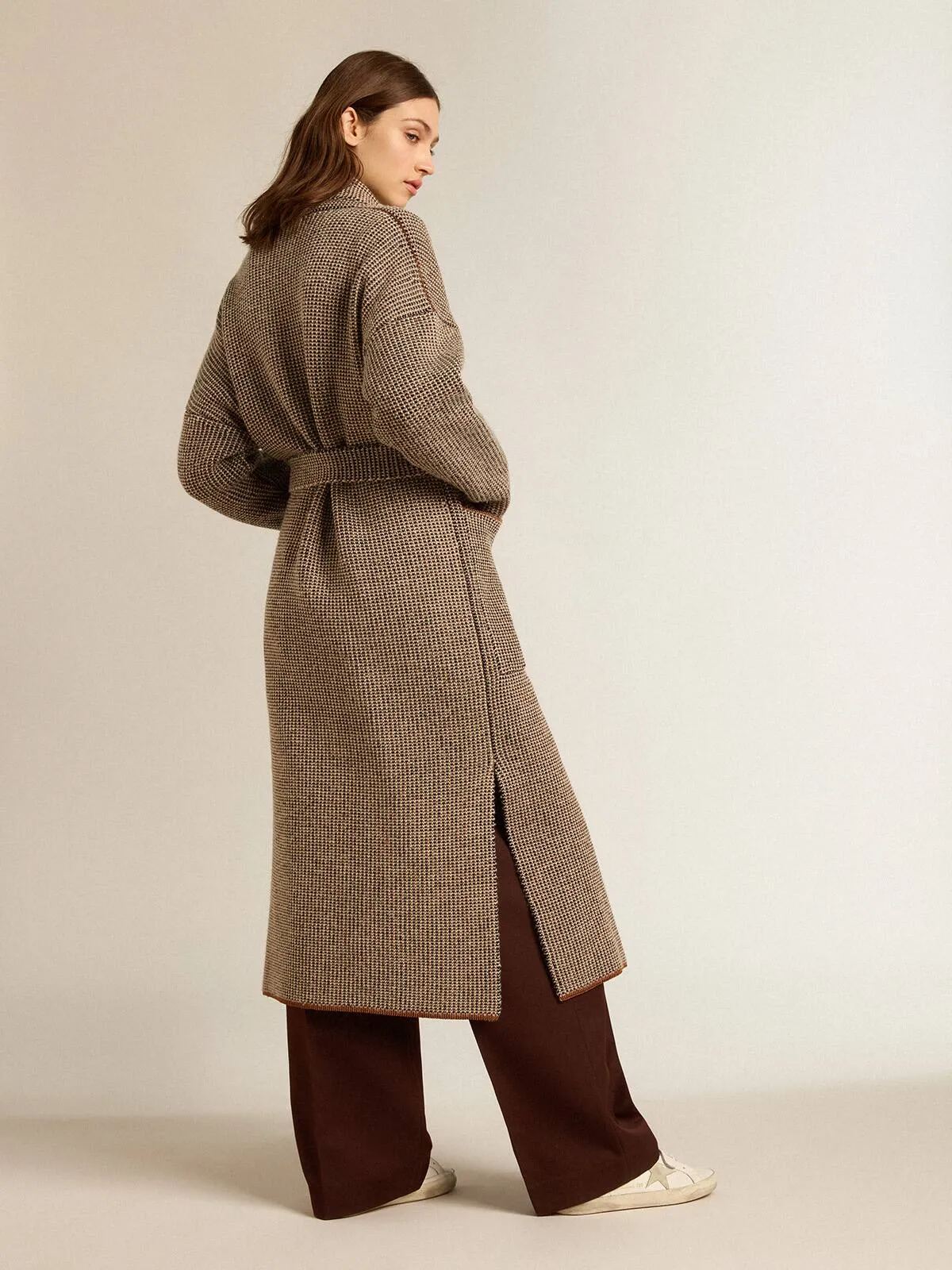 Cardigan lungo di colore marrone con cintura