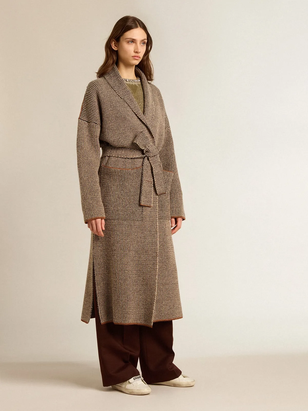 Cardigan lungo di colore marrone con cintura