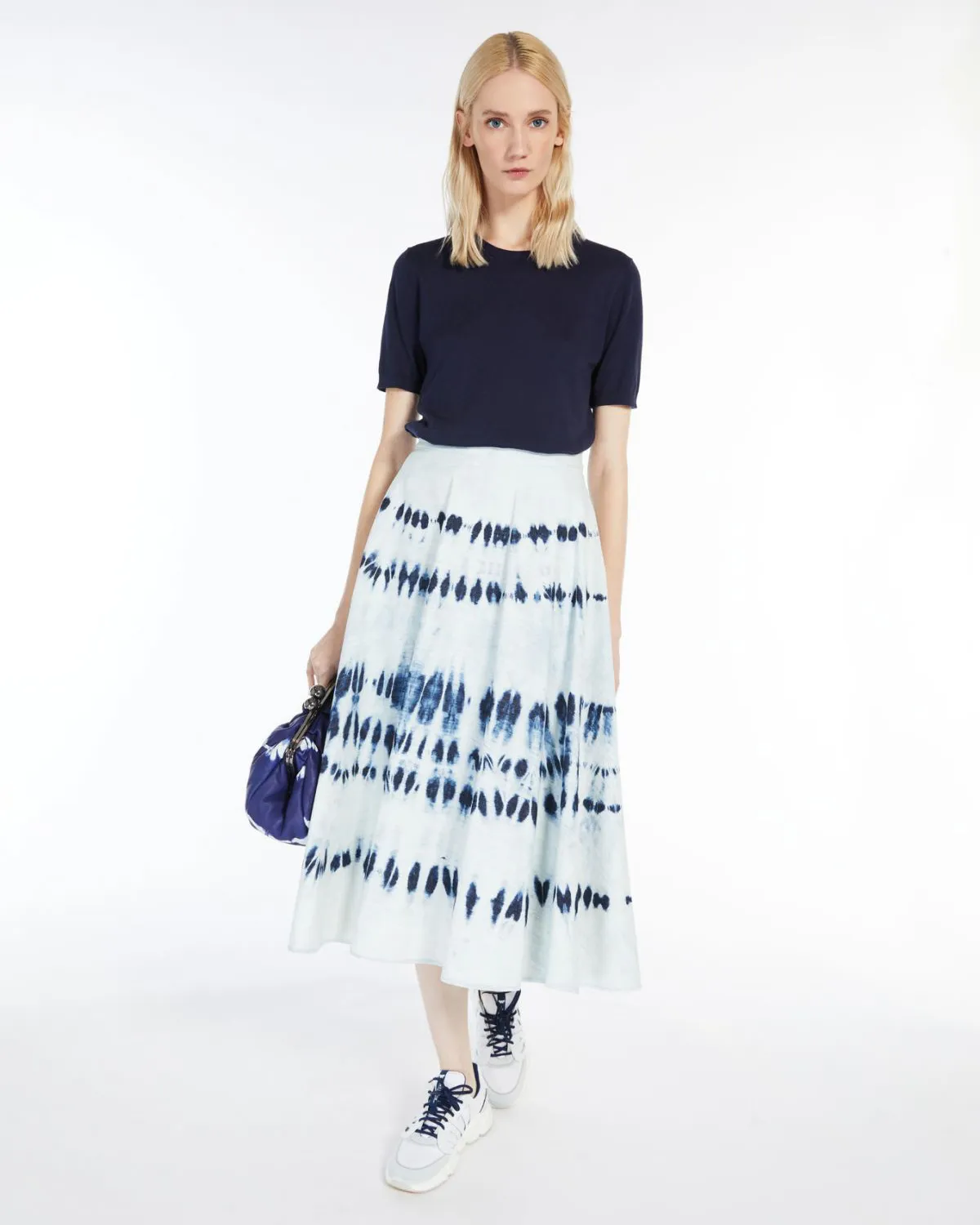 Maglia blu a mezze maniche in misto cotone e seta con scollo a giro