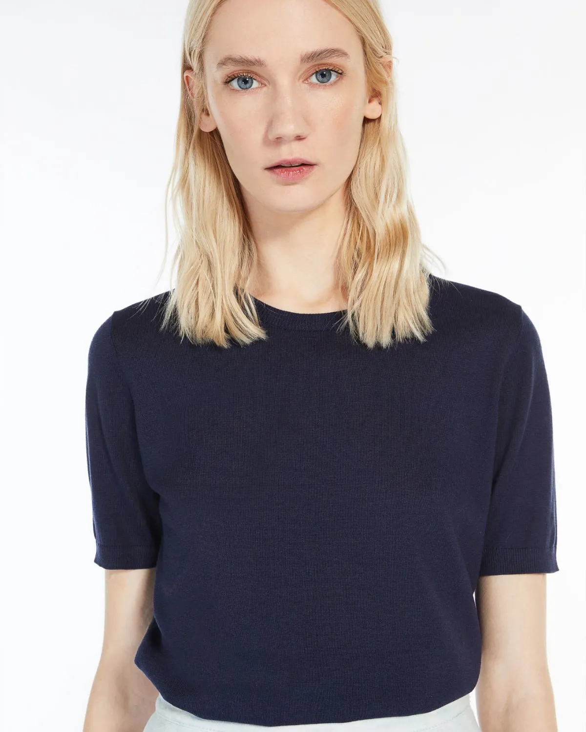 Maglia blu a mezze maniche in misto cotone e seta con scollo a giro