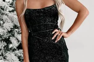 Miniabito attillato con paillettes, nero