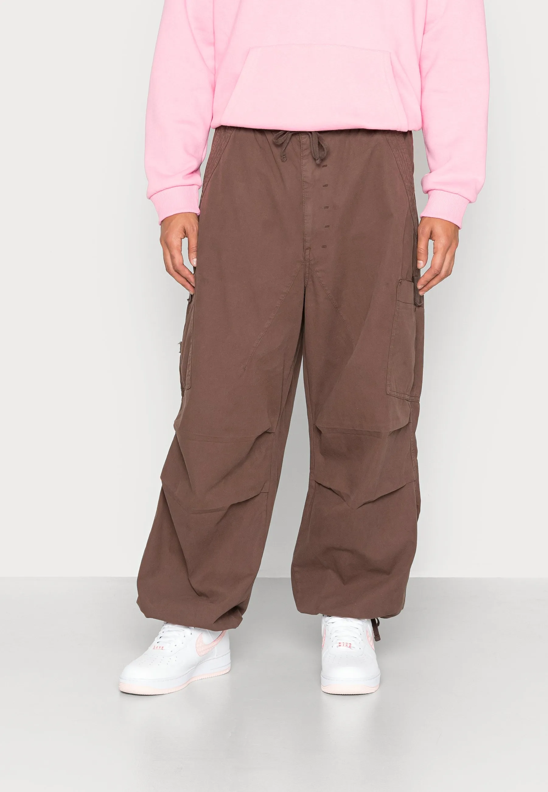 OVERSIZED PARACHUTE PANTS - Pantaloni cargo