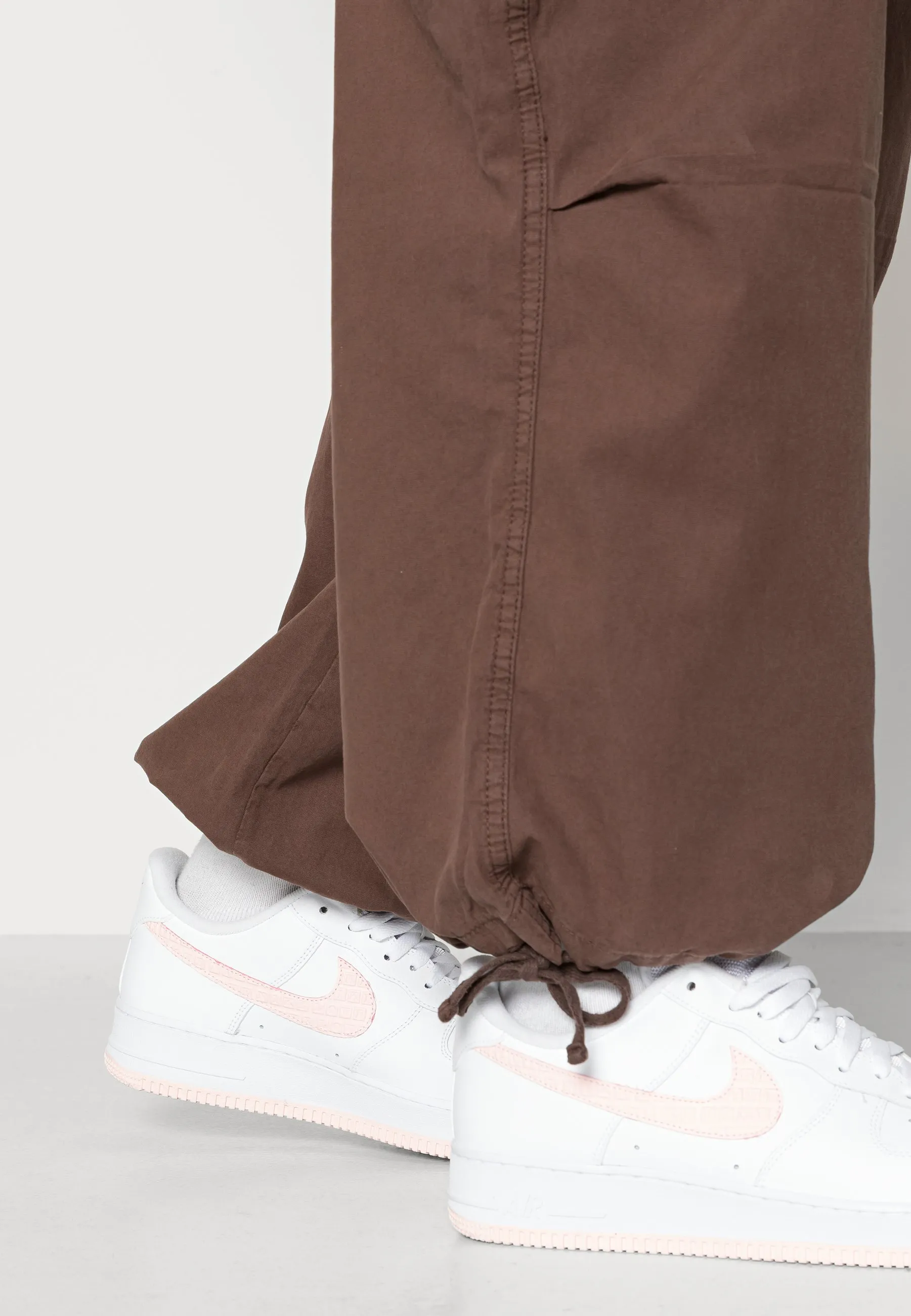OVERSIZED PARACHUTE PANTS - Pantaloni cargo