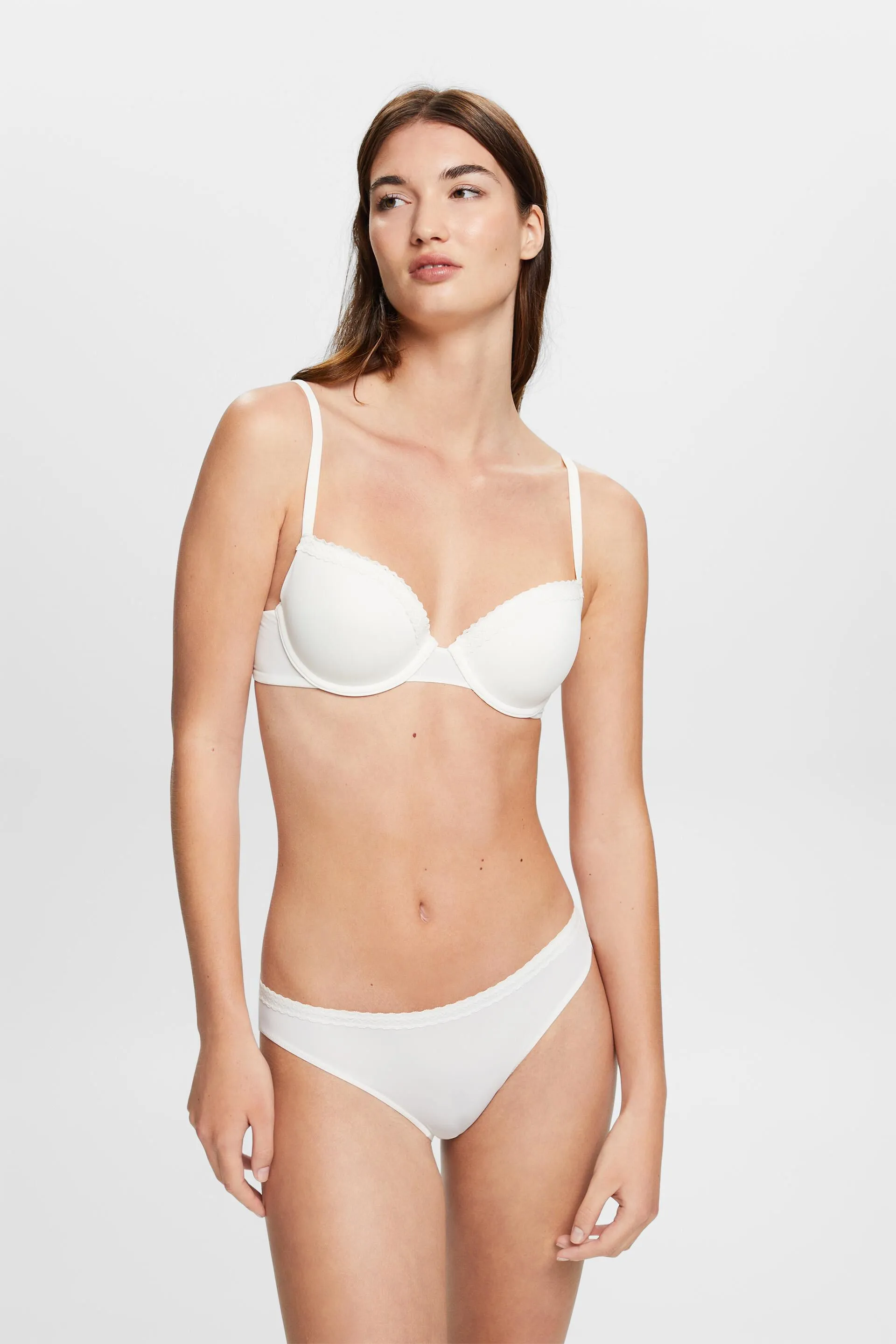 Reggiseno imbottito e con ferretto, realizzato in microfibra con bordo in pizzo