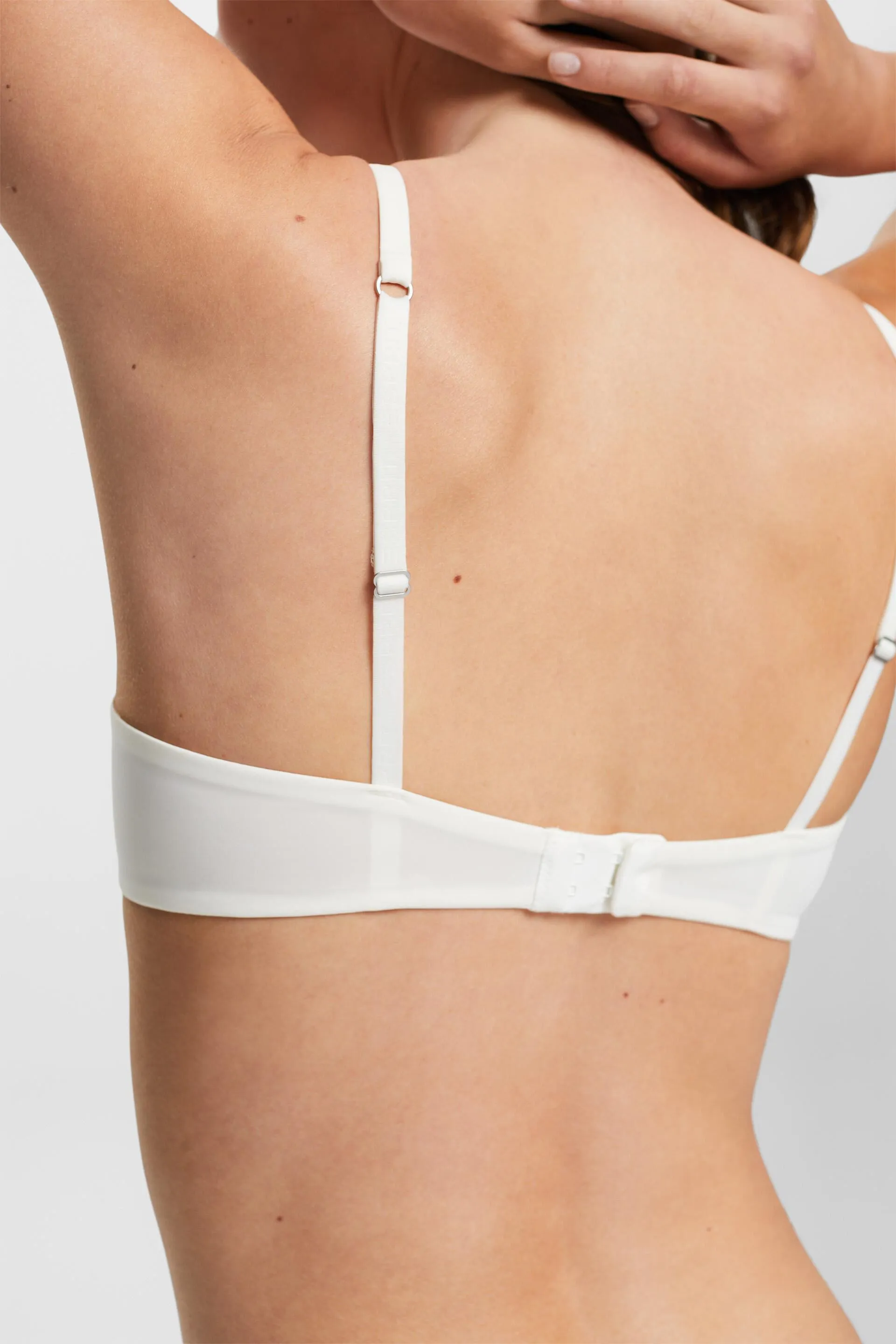 Reggiseno imbottito e con ferretto, realizzato in microfibra con bordo in pizzo