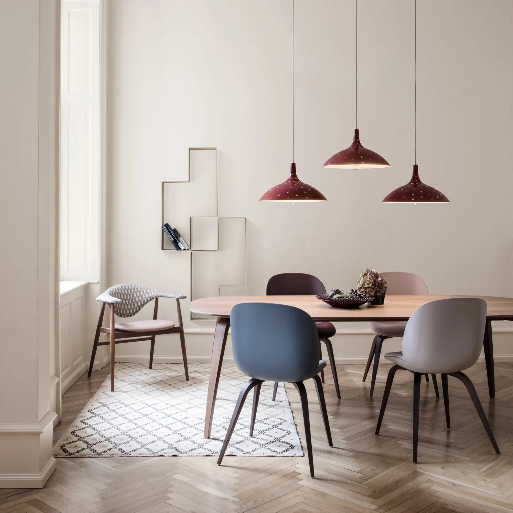 Sedia Beetle in plastica con gambe nere in legno.jg{font-size:18px}sweet pink
